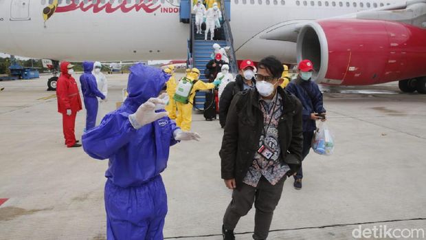 Sebelum Berangkat ke Natuna, WNI dari Wuhan Disemprot Cairan Khusus