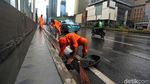 Aksi Pasukan Oranye Bersihkan Sisa Banjir Jakarta