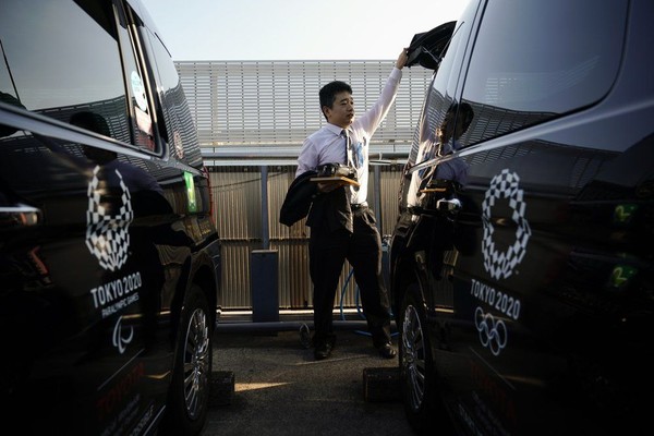Norihito Arima, usianya 33 tahun dan bekerja di salah satu perusahaan taksi terbesar di Jepang, Nihon Kotsu. Dia menceritakan kesahariannya menjadi supir taksi (AP)