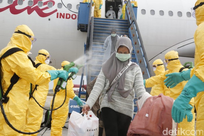 WNI yang dievakuasi dari Wuhan saat dipindahkan ke pesawat TNI AU (Foto: Dok. Kemlu)