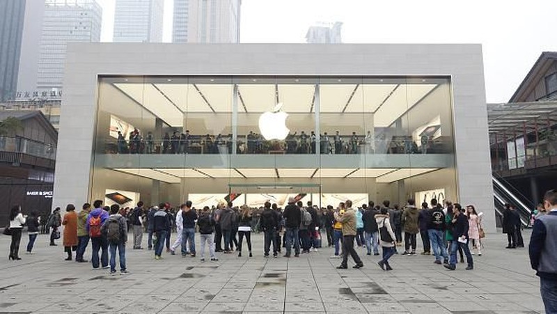 BEIJING, CHINA - JANUARY 07:  Customers look at iPhones on display at an Apple Store on January 7, 2019 in Beijing, China. Apple Inc. lowered its revenue guidance last week, blaming China's slowing economy and weaker than expected iPhone sales, as the company's chief executive officer Tim Cook said in a letter to investors the sales problems were primarily in its Greater China region that accounts for almost 20 percent of its revenue and includes Hong Kong and Taiwan. (Photo by Kevin Frayer/Getty Images)