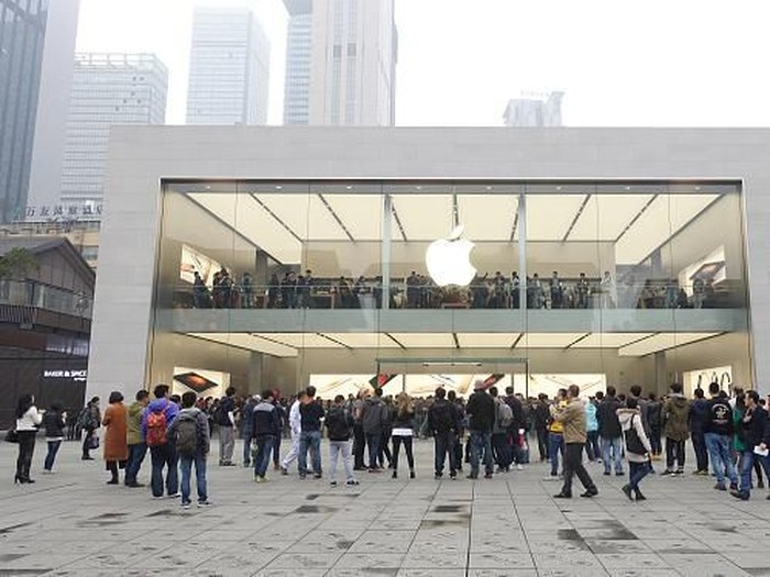 BEIJING, CHINA - JANUARY 07:  Customers look at iPhones on display at an Apple Store on January 7, 2019 in Beijing, China. Apple Inc. lowered its revenue guidance last week, blaming Chinas slowing economy and weaker than expected iPhone sales, as the companys chief executive officer Tim Cook said in a letter to investors the sales problems were primarily in its Greater China region that accounts for almost 20 percent of its revenue and includes Hong Kong and Taiwan. (Photo by Kevin Frayer/Getty Images)