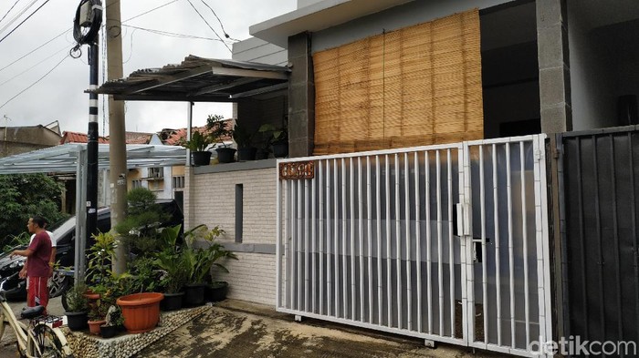 Suasana di sekitar kediaman netizen penghina Walkot Risma di Bogor.