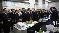 Masalah bagi supir taksi di Jepang adalah penumpang mabuk dan muntah. Bagi perusahaan taksi, hal itu bukan masalah dan para supirnya pun memilih untuk membersihkan muntahannya (AP)