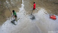Petugas membersihkan sampah-sampah tersebut.