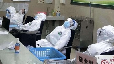 Potret Kerja Keras Staf Medis Tangani Virus Corona