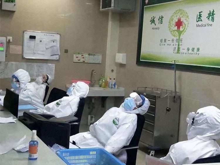 Potret Kerja Keras Staf Medis Tangani Virus Corona