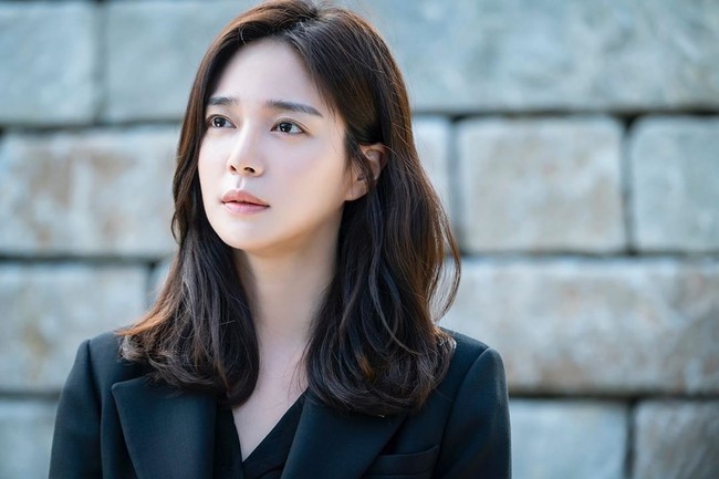 Peran Lee Elijah dalam drama Last Empress sukses membuat para pecinta drama Korea emosi. Memainkan peran sebagai Min Yoo Ra, sosok Lee Elijah sebagai pelakor yang rela melakukan apa saja demi mendapatkan hati Raja Lee Hyuk dan kekayaannya ini membuat penonton geram. Foto: Instagram
