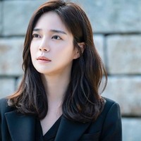 Peran Lee Elijah dalam drama Last Empress sukses membuat para pecinta drama Korea emosi. Memainkan peran sebagai Min Yoo Ra, sosok Lee Elijah sebagai pelakor yang rela melakukan apa saja demi mendapatkan hati Raja Lee Hyuk dan kekayaannya ini membuat penonton geram. Foto: Instagram