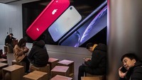 BEIJING, CHINA - JANUARY 07:  Customers look at iPhones on display at an Apple Store on January 7, 2019 in Beijing, China. Apple Inc. lowered its revenue guidance last week, blaming Chinas slowing economy and weaker than expected iPhone sales, as the companys chief executive officer Tim Cook said in a letter to investors the sales problems were primarily in its Greater China region that accounts for almost 20 percent of its revenue and includes Hong Kong and Taiwan. (Photo by Kevin Frayer/Getty Images)