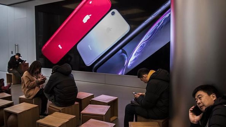 BEIJING, CHINA - JANUARY 07:  Customers look at iPhones on display at an Apple Store on January 7, 2019 in Beijing, China. Apple Inc. lowered its revenue guidance last week, blaming Chinas slowing economy and weaker than expected iPhone sales, as the companys chief executive officer Tim Cook said in a letter to investors the sales problems were primarily in its Greater China region that accounts for almost 20 percent of its revenue and includes Hong Kong and Taiwan. (Photo by Kevin Frayer/Getty Images)