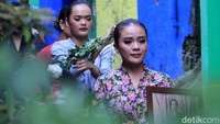 Tak hanya itu, untuk sampai ke sekolah Rajat Iboe Inggit Garnasih yang berada di kawasan Lio Genteng, mereka harus menyusuri gang-gang sempit yang ada di kawasan tersebut.