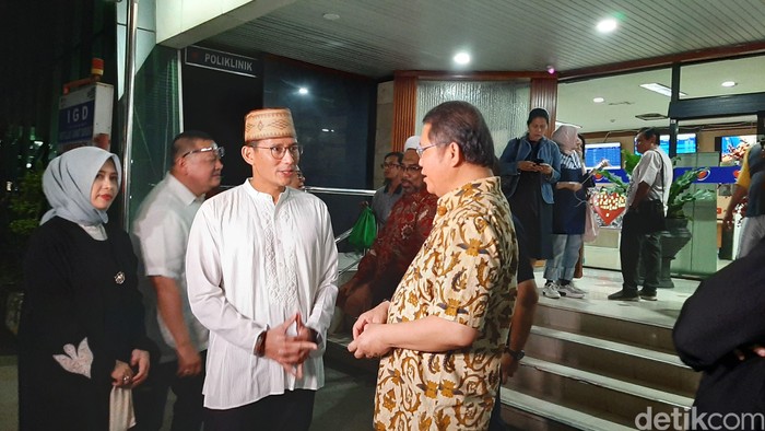 Sandiaga Uno di suasana duka atas meninggalnya Gus Sholah, di RS Harapan Kita. (Lisye SR/detikcom)