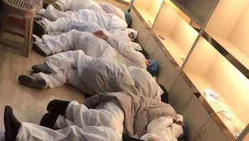 Para petugas ini memanfaatkan ruang yang ada untuk beristirahat sejenak bersama-sama. Semoga kesehatan dan keselamatan senantiasa menyertai mereka. Foto: Astroboys2019 via Bored Panda