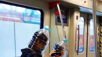 Tak cuma memakai masker, ibu dan si anak menggunakan bekas galon kecil yang sudah dipotong untuk melindungi kepala mereka. Foto: via Bored Panda