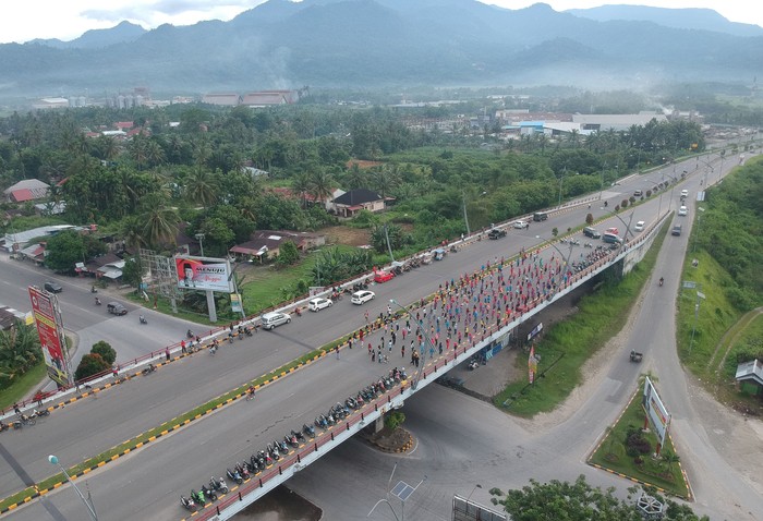 Wah! Flyover Ditutup Gegara Senam Warga mengikuti kegiatan senam di Fly Over Bandara Internasional Minangkabau (BIM), di Padangpariaman, Sumatera Barat, Minggu (2/2/2020). Kegiatan senam yang rutin digelar satu minggu sekali itu menggunakan satu jalur fly over, yakni jalur utama menuju bandara dari Jalan Bypass Padang, yang membuat sejumlah kendaraan terpaksa harus memutar ke jalur bawah. ANTARA FOTO/Iggoy el Fitra/aww.