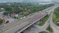 Warga mengikuti kegiatan senam di Fly Over Bandara Internasional Minangkabau (BIM), di Padangpariaman, Sumatera Barat, Minggu (2/2/2020).
