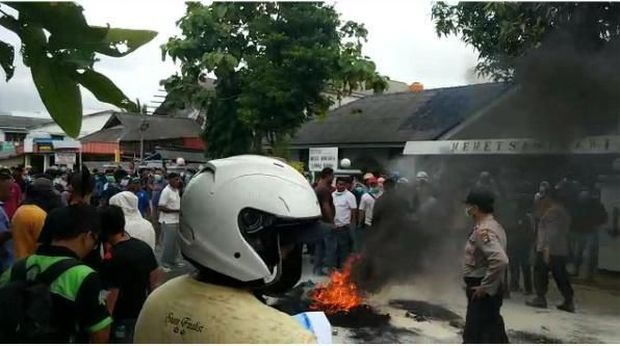 Warga Natuna bakar ban tolak kedatangan WNI dari Wuhan