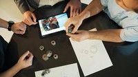 Seperti pemindai mata atau sidik jari, suara seseorang dapat digunakan sebagai identifikasi biometrik yang unik. Suara pemilik mobil direkam dan ditransformasikan menjadi gelombang suara tunggal. Pola itu kemudian diintegrasikan ke dalam mur pengunci stainless steel yang dicetak 3 dimensi. Foto: Dok. Ford