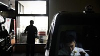 Supir taksi di Jepang biasa makan di dalam taksinya. Meski begitu, mereka memperhatikan betul kebersihan di dalam taksi (AP)