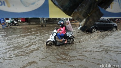 Saluran Air Buruk, Jalan Jatibening Bekasi Banjir Saat Hujan