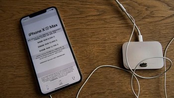 Banyak negara dan perusahaan teknologi langsung mengambil sikap, salah satunya Apple dengan menutup toko yang ada di China. Foto: Getty Images