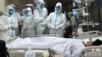 Tim medis mengecek kondisi pasien. Terkadang, karena pakaian tim medis yang sangat tertutup, komunikasi dengan pasien menggunakan isyarat atau dituliskan pada kertas agar lebih dipahami. Foto: Astroboys2019 via Bored Panda