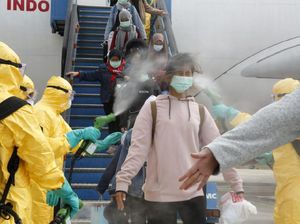 Kok Tak Tampak Disinfeksi Saat WNI ABK Diamond Princess Turun Pesawat?