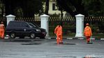 Aksi Pasukan Oranye Bersihkan Sisa Banjir Jakarta