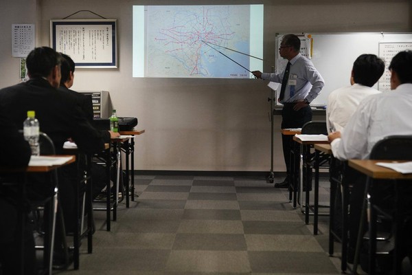 Norihito dan supir taksi lainnya pun mendapat pelatihan mengenai rute-rute jalanan di kota, jalur alternatif, serta jam-jam rawan kemacetan (AP) Norihito dan supir taksi lainnya pun mendapat pelatihan mengenai rute-rute jalanan di kota, jalur alternatif, serta jam-jam rawan kemacetan (AP)