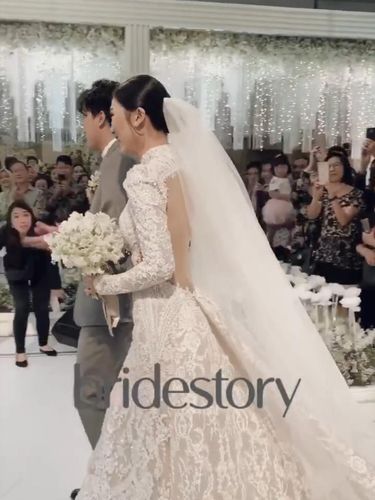 Anggunnya Isyana Sarasvati Pakai Gaun Backless dan Duet Bareng Rayhan