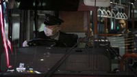 Bus yang membawa warga Jepang dari Wuhan berjalan di Tokyo, 30 Januari lalu. Jepang melaporkan, sejauh ini sudah mengevakuasi 206 warganya dari Wuhan akibat Virus Corona tersebut. AP Photo/Jae C. Hong.