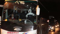 Bus yang membawa warga Inggris yang dievakuasi dari Wuhan tiba di sebuah rumah sakit di Liverpool, 31 Januari lalu. Peter Byrne/PA via AP.