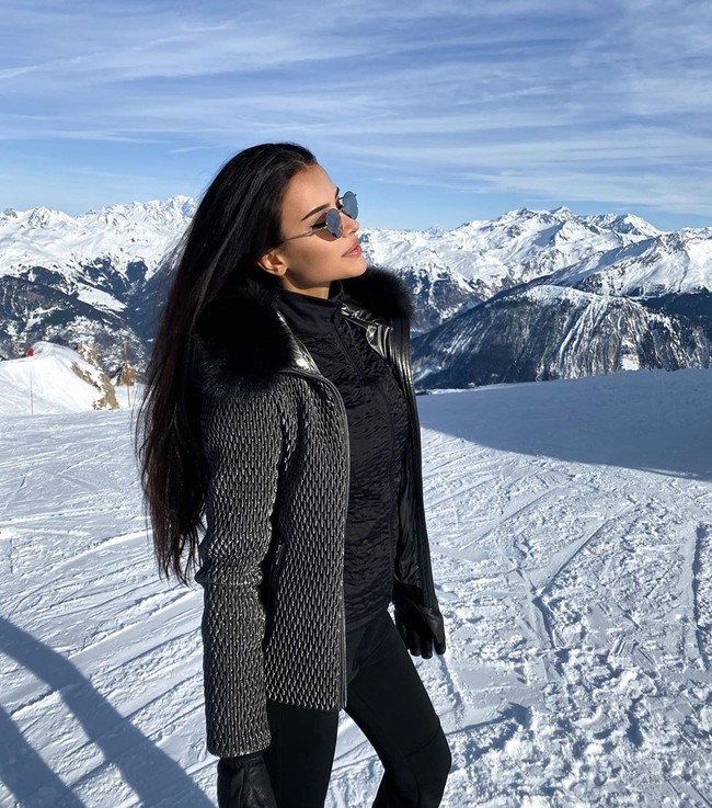 Bersama sang pria multimiliuner, Yana pun diajak keliling dunia. Mulai dari liburan musim panas hingga liburan musim dingin ke Alpen.  Foto: Instagram @yana.orfeeva