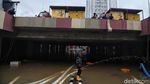 Bahu Membahu Menyedot Air di Underpass Kemayoran