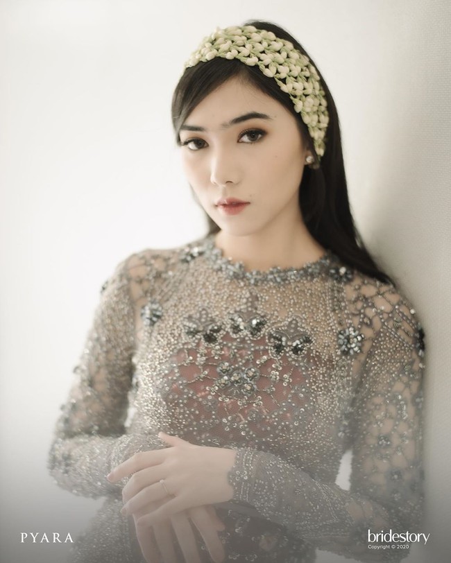 Setelah pengajian, pada hari yang sama yaitu Sabtu (1/2/2020), Isyana menggelar siraman jelang pernikahannya dengan Rayhan. Pada saat siraman ini, penyanyi 26 tahun kelahiran Bandung itu dibalut kebaya rancangan Yefta Gunawan yang tampak begitu cantik dengan detail bebatuan di bagian dada. Foto: dok. Instagram @bridetsory
