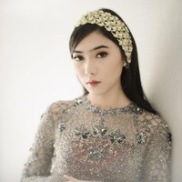 Setelah pengajian, pada hari yang sama yaitu Sabtu (1/2/2020), Isyana menggelar siraman jelang pernikahannya dengan Rayhan. Pada saat siraman ini, penyanyi 26 tahun kelahiran Bandung itu dibalut kebaya rancangan Yefta Gunawan yang tampak begitu cantik dengan detail bebatuan di bagian dada. Foto: dok. Instagram @bridetsory