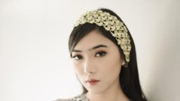 Rayhan dan Isyana Sarasvati menggelar prosesi siraman dan pengajian sebelum menikah. Keduanya pun serasi menggunakan baju bernuansa putih. Foto: dok. Instagram @bridetsory