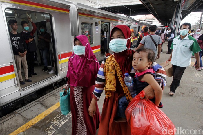 Giliran Stasiun Tanah Abang Jadi Sasaran Sosialisasi Virus Corona Padatnya aktivitas warga di Stasiun Tanah Abang, Jakarta, membuat PT KCI melakukan sosialisasi terkait virus corona.