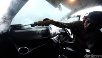 Setelah bodi diuap, kini bagian interior yang diuap. Yang menarik, corong uap diarahkan ke saluran AC, terlihat aliran uap, mengalir dari lubang AC yang lain untuk beberapa lama. Dasbor yang tadinya banyak debu langsung rontok begitu terkena uap dan dibersihkan dengan microfiber.