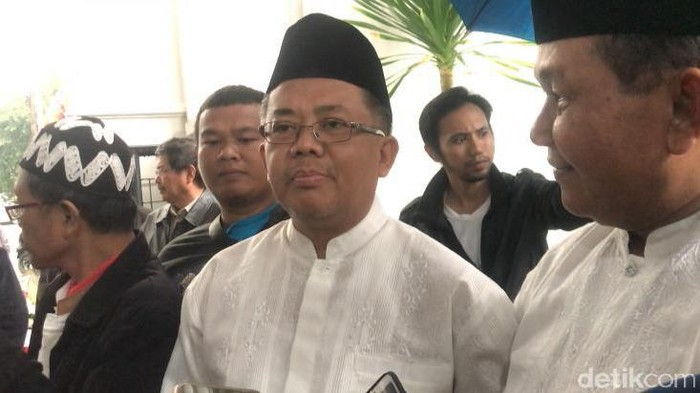 Presiden PKS Sohibul Iman saat melayat di rumah duka Gus Sholah