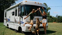 Tinggal di RV menjadi pilihan mereka, walaupun harus meninggalkan bus yang sudah mereka renovasi selama setahun. (Destiny dan Adam Clayton)