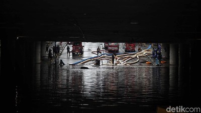Bahu Membahu Menyedot Air di Underpass Kemayoran