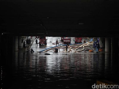 Bahu Membahu Menyedot Air di Underpass Kemayoran