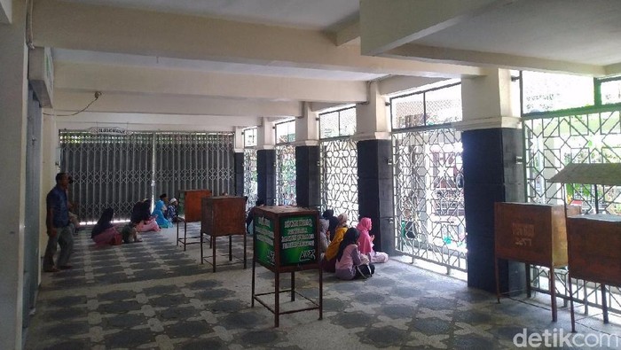 Akses peziarah ke komplek pemakaman dibatasi