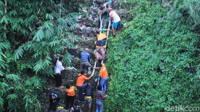 Jasad Edward Silaban dievakuasi tim Inafis Polresta Bandung di dasar jurang, Kecamatan Cililin, Kabupaten Bandung Barat, Jawa Barat, Senin (3/2/2020). Pria penagih utang tersebut dibunuh dan dibuang mayatnya oleh pegawai kedai ramen.