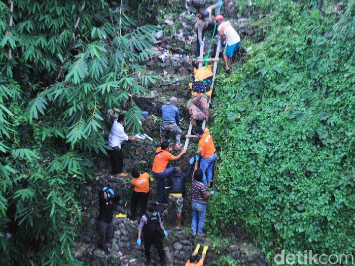 Jasad Edward Silaban dievakuasi tim Inafis Polresta Bandung di dasar jurang, Kecamatan Cililin, Kabupaten Bandung Barat, Jawa Barat, Senin (3/2/2020). Pria penagih utang tersebut dibunuh dan dibuang mayatnya oleh pegawai kedai ramen.