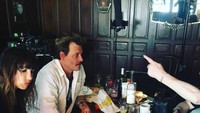Selain ngopi, Johnny Depp juga suka bersantai sambil menikmati aneka roti, hingga kue di sela-sela kesibukannya saat syuting film. Foto: Istimewa