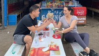 Sesekali Fitri dan suaminya juga kulineran sederhana. Seperti ketika di Puncak, mereka makan mi instan kemasan di warung sederhana. Foto: Instagram fitri_salhuteru