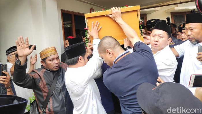 Jenazah Gus Sholah diberangkatkan menuju Bandara Halim